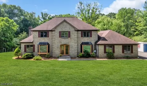 10 Tara Ct, Hardwick Twp, NJ 07825