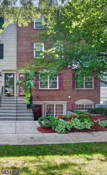33 Seton Hall Dr, Newark, NJ 07103