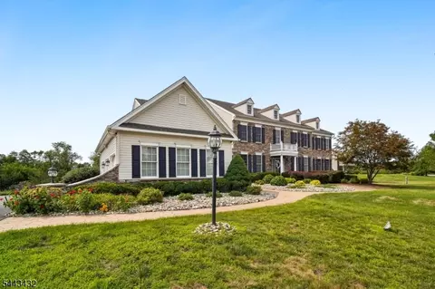 3 Balmoral Dr, Pittstown, NJ 08867