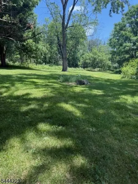 22 Meadows Rd, Lafayette, NJ 07848
