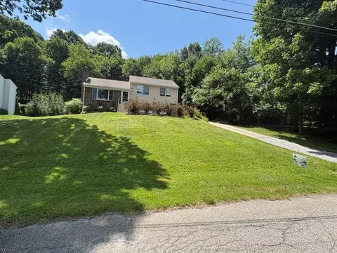26 Chestnut Tree Dr, Highland Lakes, NJ 07422