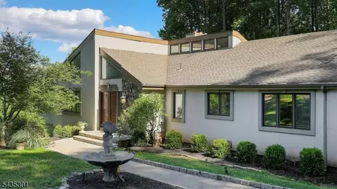 2 Springdale Ln, Warren, NJ 07059