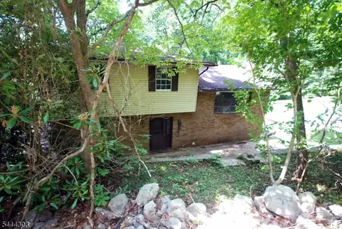 36 Mountain Lake Rd, Belvidere, NJ 07823