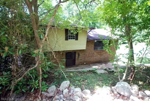 36 Mountain Lake Rd, Belvidere, NJ 07823