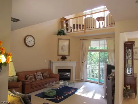 627 Binghampton Ln #627, Livingston, NJ 07039