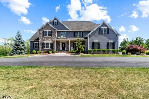 1 Thames Ln, Flemington, NJ 08822