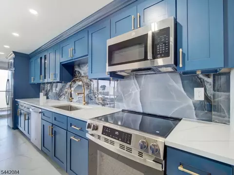 377 S Harrison St #17F, East Orange, NJ 07018