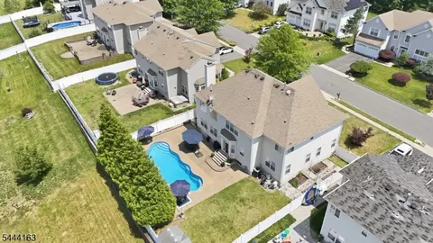 918 Timberline Dr, Lake Hopatcong, NJ 07849