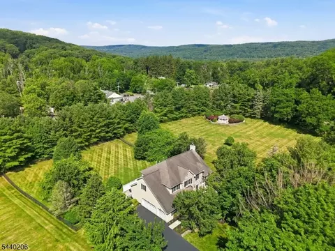 2 Ming Ct, Chester, NJ 07930