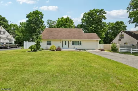 35 Spruce Rd, Pompton Lakes, NJ 07442