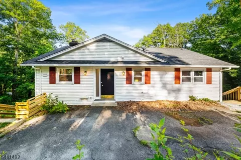 16 Sunset Trl, Rockaway Twp, NJ 07866