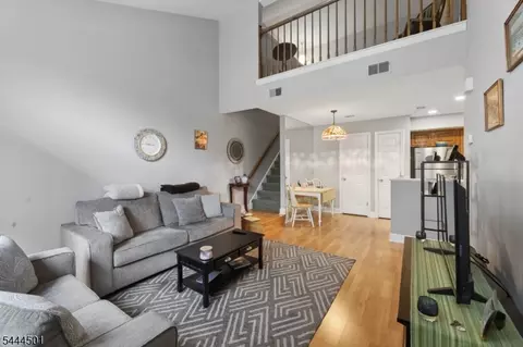 20 Sage Ct, Bedminster, NJ 07921