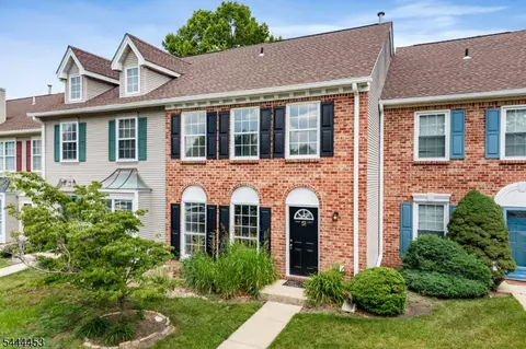 51 Chelsea Ct, Franklin Twp, NJ 08823