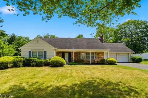 23 Sweetbriar Rd, Somerset, NJ 08873