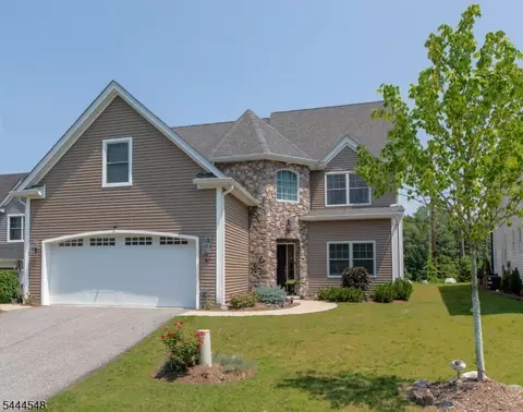 67 Bluffs Ct, Hamburg, NJ 07419
