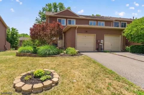 8 Saxonney Cir, Flemington, NJ 08822