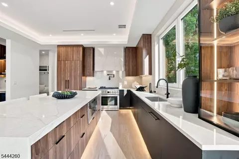 Kitchen - 244 Washington Pl, Paramus, NJ 07652 photo 4 of 4