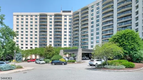 2 Claridge Dr #M W, Verona, NJ 07044