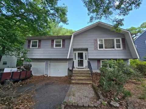 9 Marshall Trl, Hopatcong, NJ 07843