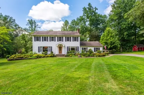 9 Francis Ln, Chester, NJ 07930