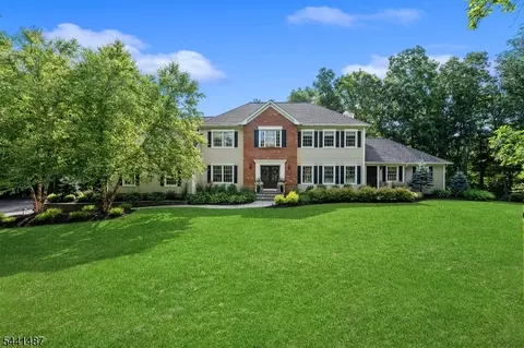 6 White Tail Ct, Stockholm, NJ 07460