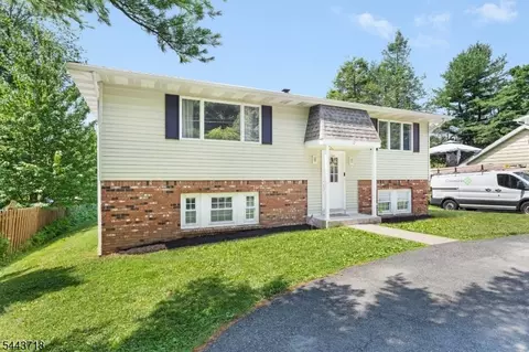 17 Muscotah Rd, Highland Lakes, NJ 07422