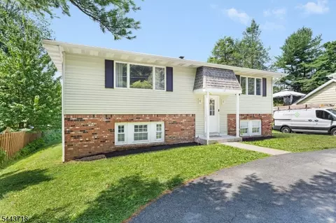 17 Muscotah Rd, Highland Lakes, NJ 07422