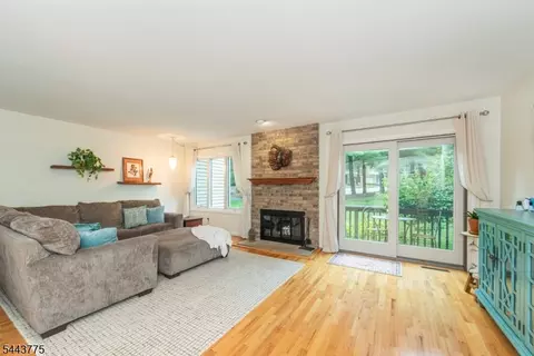 122 Macleish Ct, Mahwah, NJ 07430