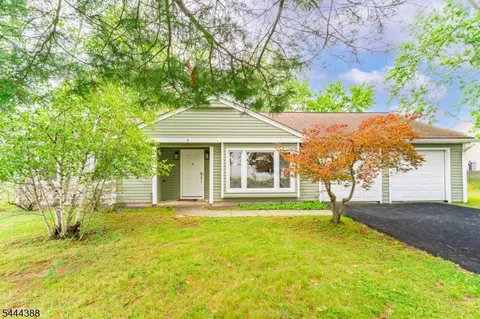 3 Wilkens Dr, Piscataway, NJ 08854