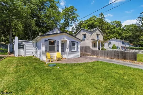 32 Schwarz Blvd, Lake Hopatcong, NJ 07849