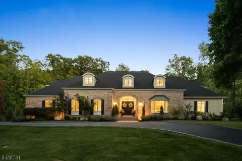 60 Nottingham Dr, Watchung, NJ 07069