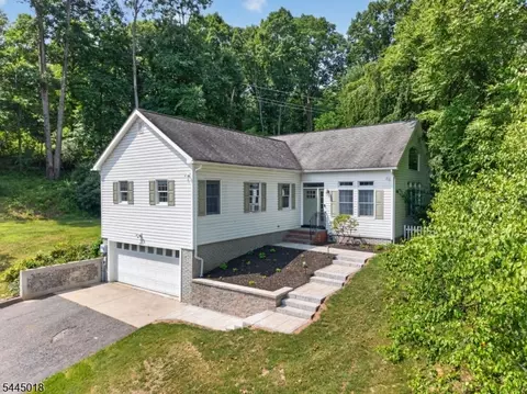 23 Blueberry Hl, Glen Gardner, NJ 08826