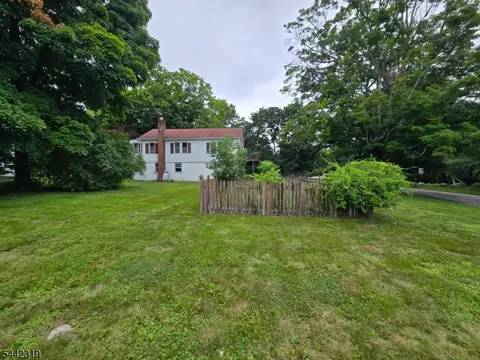 7 Cooper Rd, Oak Ridge, NJ 07438