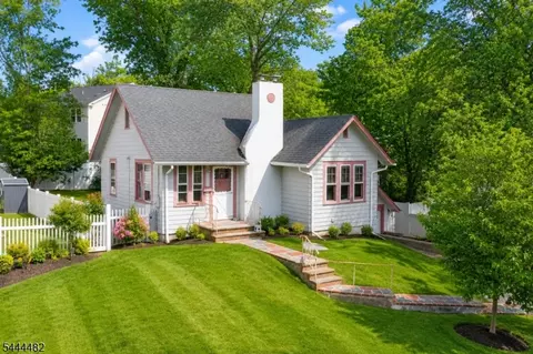 125 Meadowbrook Rd, Livingston, NJ 07039