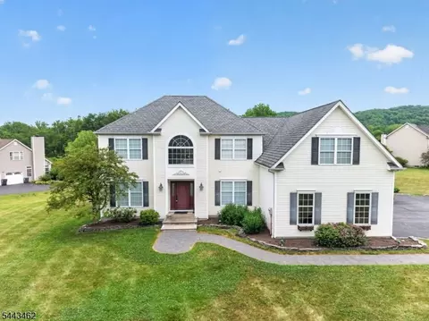 21 Benjamin Dr, Washington, NJ 07882