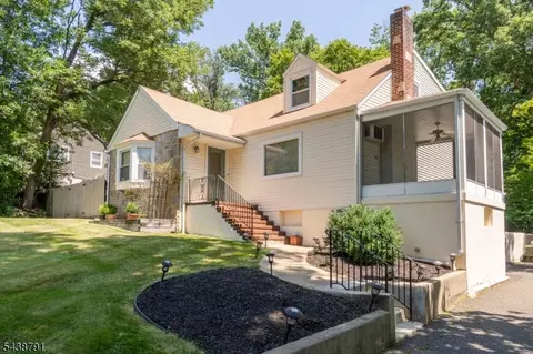 206 Mountain Pkwy, Green Brook, NJ 08812