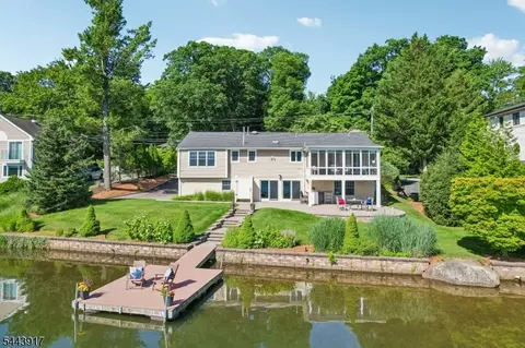 1050 Pines Lake Dr, Wayne, NJ 07470