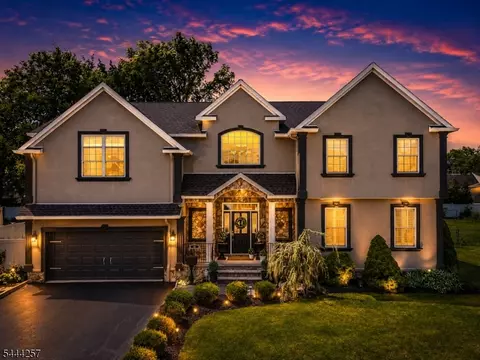 8 Ferndale Pl, Pompton Plains, NJ 07444