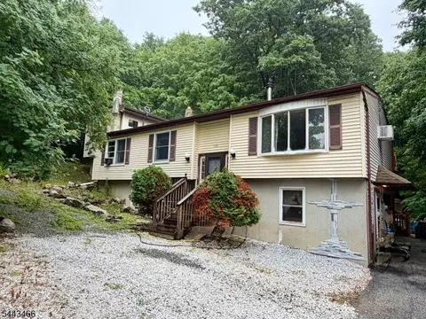 120 Barry Dr N, Highland Lakes, NJ 07422