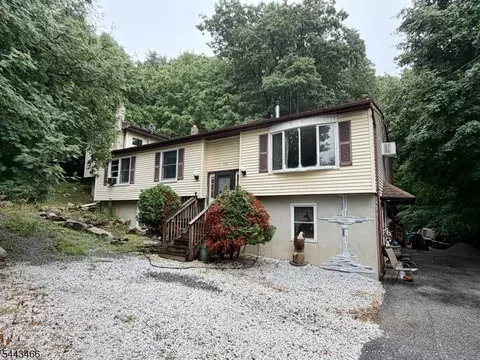 120 Barry Dr N, Highland Lakes, NJ 07422