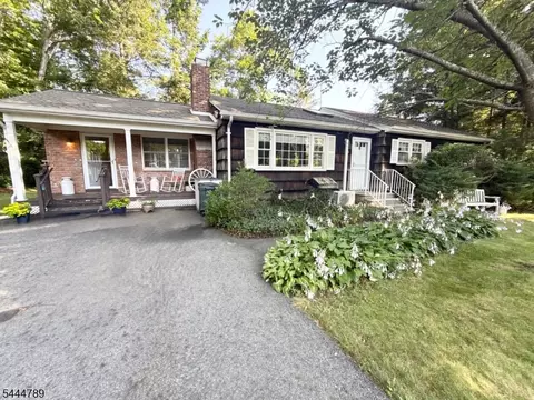 2 Mohican Trl, Oak Ridge, NJ 07438