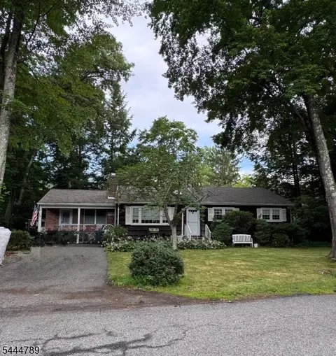 2 Mohican Trl, Oak Ridge, NJ 07438