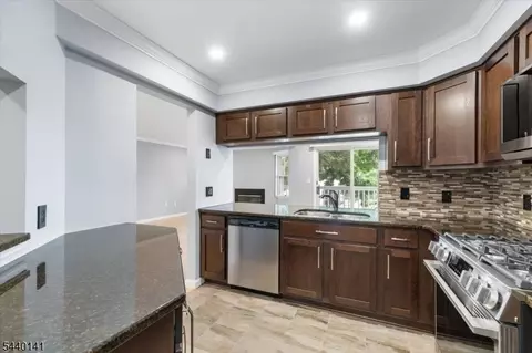 37 Amethyst Ln, Paterson, NJ 07501