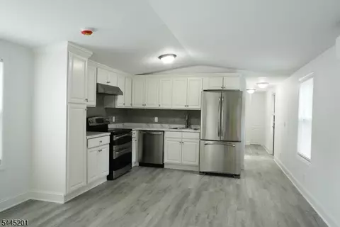 Entry Way - 15 3rd St, Wayne, NJ 07470 photo 2 of 3
