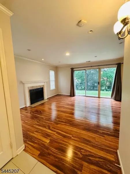 Living - 231 Mcauliffe Ct, Franklin Twp, NJ 08873 photo 2 of 2