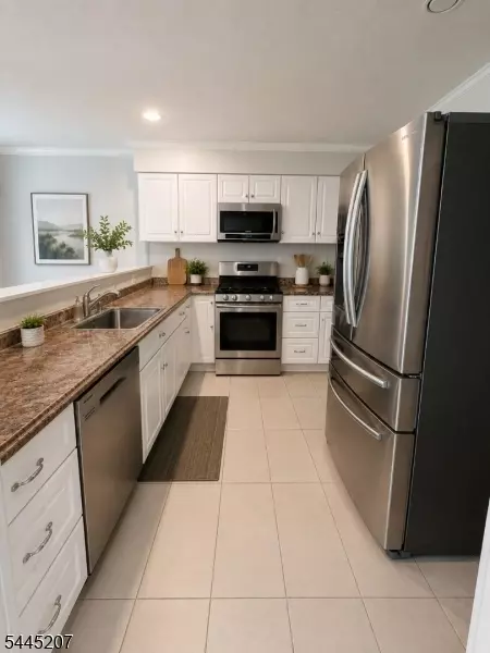 Kitchen - 231 Mcauliffe Ct, Franklin Twp, NJ 08873 photo 1 of 2