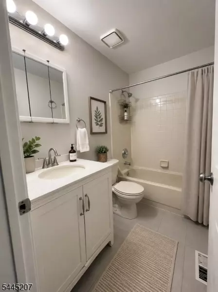 Bath - 231 Mcauliffe Ct, Franklin Twp, NJ 08873 photo 3 of 4