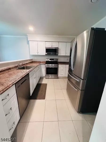 Kitchen - 231 Mcauliffe Ct, Franklin Twp, NJ 08873 photo 2 of 2