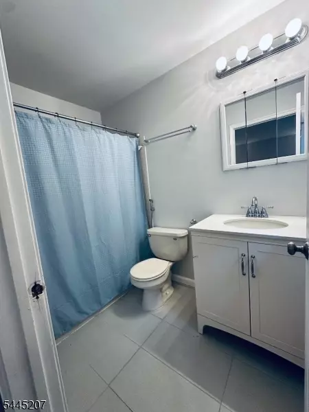 Bath - 231 Mcauliffe Ct, Franklin Twp, NJ 08873 photo 2 of 4