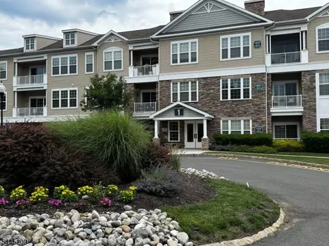 1305 Hale Dr #305, Wharton, NJ 07885